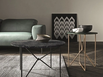 Tavolino rotondo MW con base in metallo e top effetto marmo o laccato opaco di Presotto