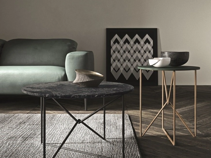 Tavolino rotondo MW con base in metallo e top effetto marmo o laccato opaco di Presotto
