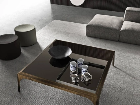 Tavolino quadrato Relevè con top in vetro lucido con vassoio in metallo incorporato e base in legno di Presotto