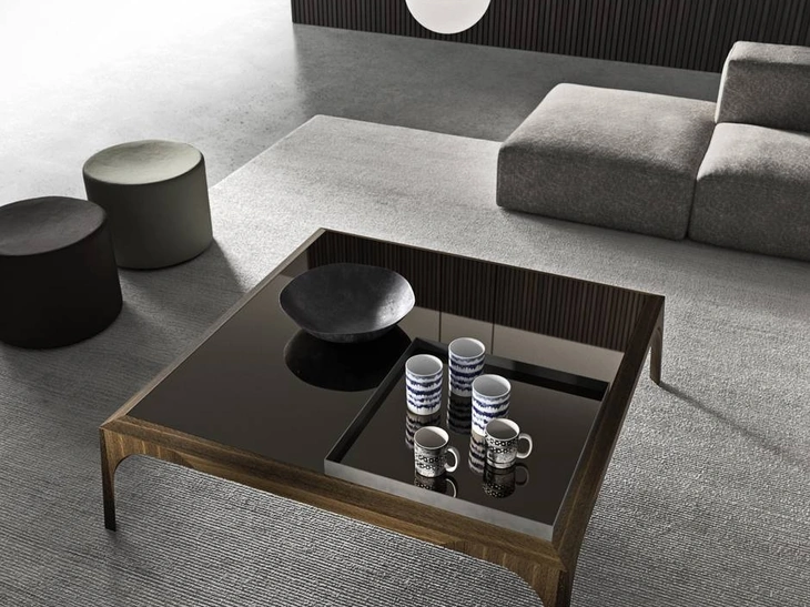Tavolino quadrato Relevè con top in vetro lucido con vassoio in metallo incorporato e base in legno di Presotto