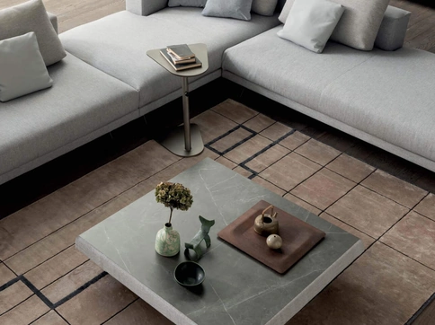 Tavolino quadrato San Marino con top in ceramica, bordo rivestito in tessuto e piedini in peltro di Presotto