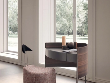 Scrittoio Bloom con struttura in metallo avvolta da fianchi curvi in Eucalipto Dark e piano rivestito in cuoio di Presotto