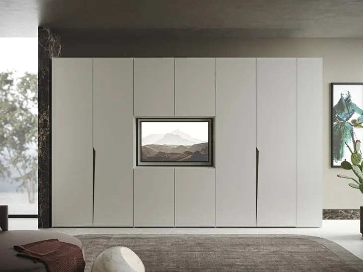 Armadio Ante Battenti 05 laccato bianco cenere opaco con pannello centrale orientabile porta TV di Morassutti