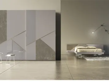 Armadio Comp 12 in laccato opaco con inserti in ceramica, vetro e bronzo graffiato di Voltan