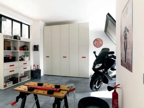 Armadio con ante battenti in laminato quarzo, ideale per organizzare qualsiasi ambiente NC308 di Moretti Compact