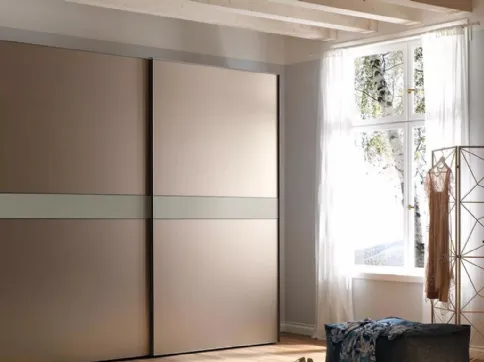 Armadio di design ad ante scorrevoli color bronzo opaco, con telaio in alluminio NC203 Slider Thin di Moretti Compact