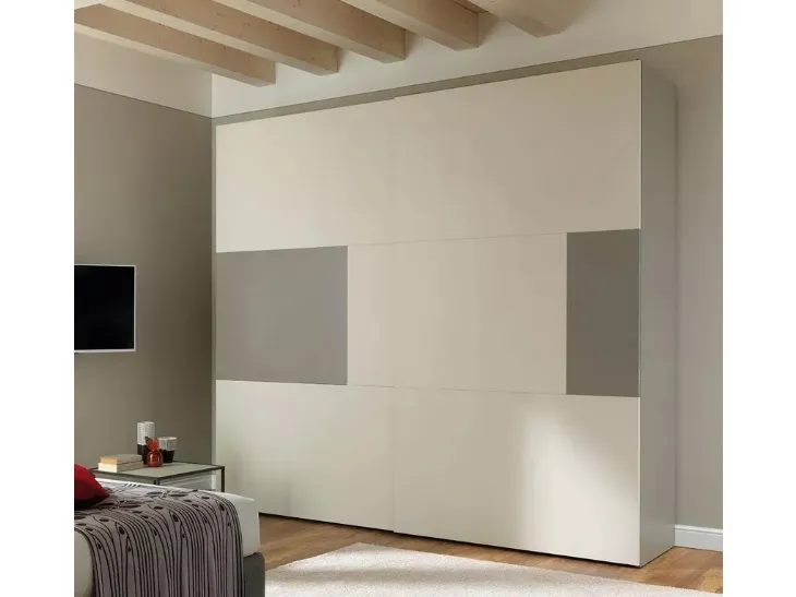 Armadio con ante scorrevoli che associano pannelli in nobilitato quarzo a pannelli laccati colore tortora NC204 Zone D di Moretti Compact