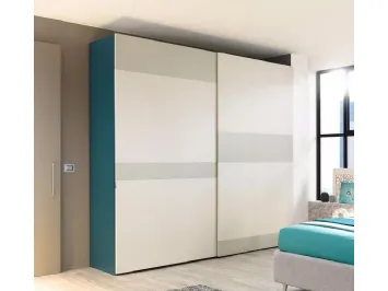 Armadio ad ante scorrevoli con forme geometriche ricche di colore, in finitura laccata opaca NC208 Slider Strip B di Moretti Compact