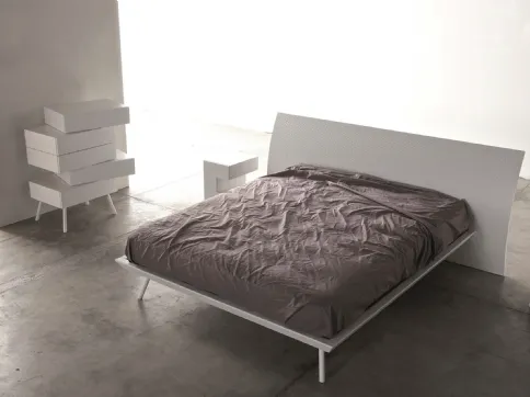 Comodino sagomato Space in laccato bianco opaco di Voltan