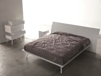 Comodino sagomato Space in laccato bianco opaco di Voltan