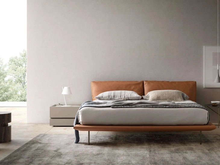 Letto Cali in pelle con testiera di Presotto
