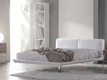 Letto in tessuto sfoderabile e piedi in vetro Oplà di Voltan
