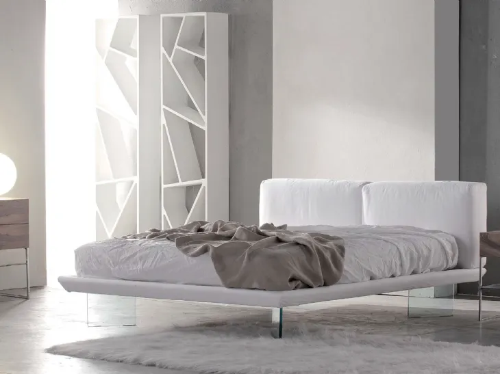 Letto in tessuto sfoderabile e piedi in vetro Oplà di Voltan