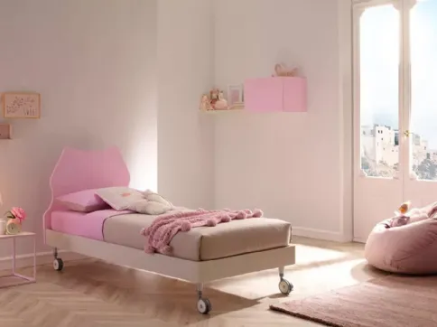 Letto singolo con testiera Cat dalle linee pulite e colori tenui, quattro comode ruote SC102 di Moretti Compact