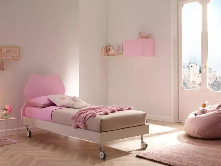 Letto singolo con testiera Cat dalle linee pulite e colori tenui, quattro comode ruote SC102 di Moretti Compact