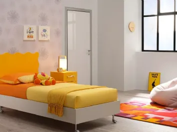 Letto singolo in nobilitato Quarzo con testiera sagomata Sponge in laccato Giallo Sole SC104 di Moretti Compact