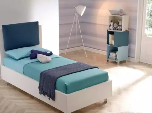 Letto moderno in nobilitato Bianco Luce con testiera  Plane Pillow parzialmente rivestita in tessuto imbottito SC117 di Moretti Compact