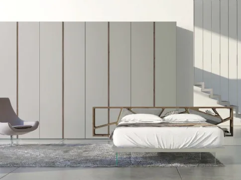 Letto con testiera in abete tinta tabacco con 4 cuscini in econabuk cenere, giroletto laccato opaco grigio e piedi in vetro Space 02 di Voltan