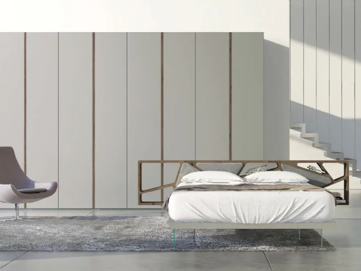 Letto con testiera in abete tinta tabacco con 4 cuscini in econabuk cenere, giroletto laccato opaco grigio e piedi in vetro Space 02 di Voltan
