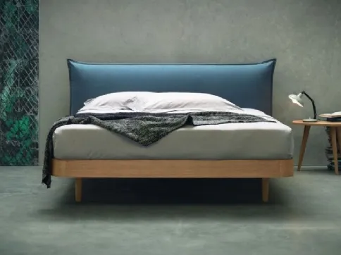 Letto in legno di Rovere con testiera imbottita rivestita in tessuto Tender di Morassutti