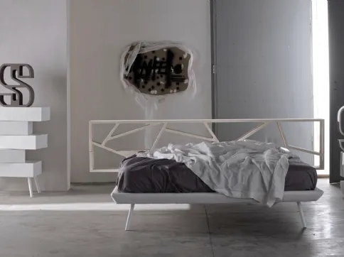 Letto con testiera in abete e giroletto in ecopelle Space 01 di Voltan