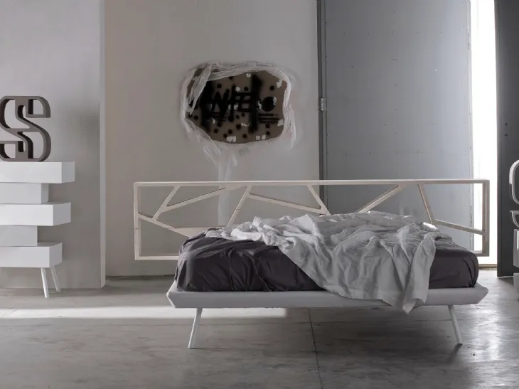 Letto con testiera in abete e giroletto in ecopelle Space 01 di Voltan