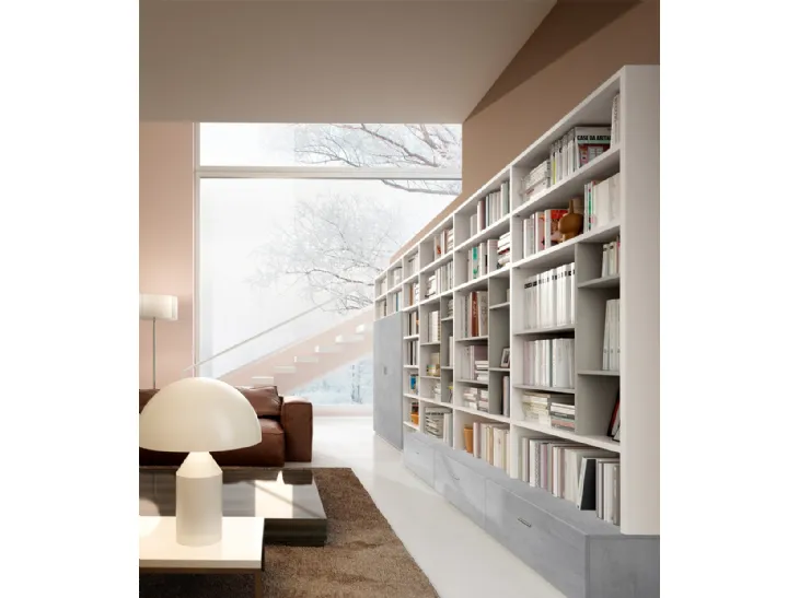 Libreria a muro Living 78D con vani a giorno e ante in materico effetto cemento di Ferrimobili