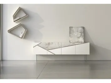 Madia Comp 12 in laccato bianco, ceramica e bronzo graffiato di Voltan