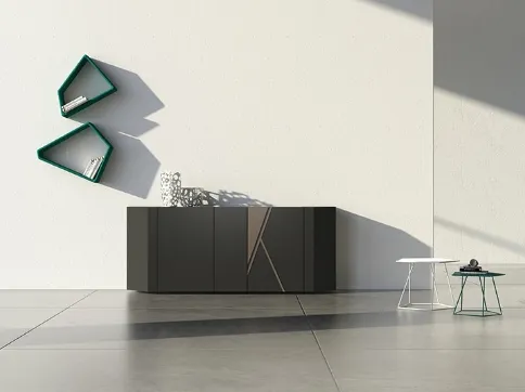 Madia Comp 15 in laccato opaco con bassorilievo in bronzo graffiato di Voltan