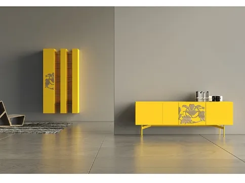 Madia Comp 16 in laccato opaco giallo e bassorilievo in quercia di Voltan
