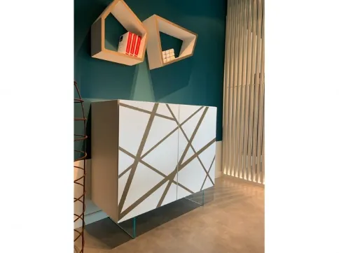Madia Alta in laccato bianco con inserto in bronzo graffiato e piedini in vetro Comp 24 di Voltan