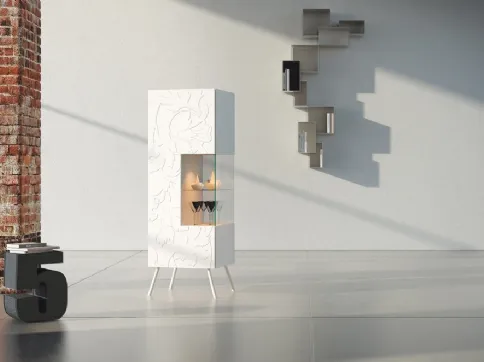 Madia verticale Comp 10 in laccato bianco con bassorilievo e vetrina di Voltan