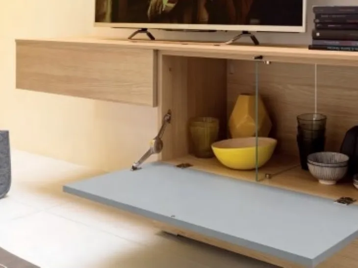 Parete Attrezzata con libreria in laccato opaco e nobilitato con anta a ribalta LV105 di Moretti Compact