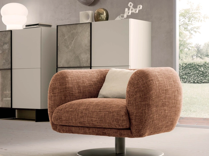 Poltrona Bali in tessuto imbottito con gamba centrale in metallo di Presotto