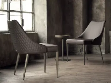 Poltroncina Clara in ecopelle con base in acciaio laccato di Bontempi