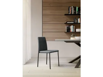 Sedia Aurora imbottita e rivestita in ecopelle con struttura in metallo di Arredo3