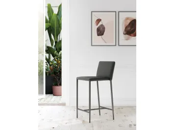 Sgabello Drop Vintage imbottito e rivestito in ecopelle con struttura in metallo di Arredo3