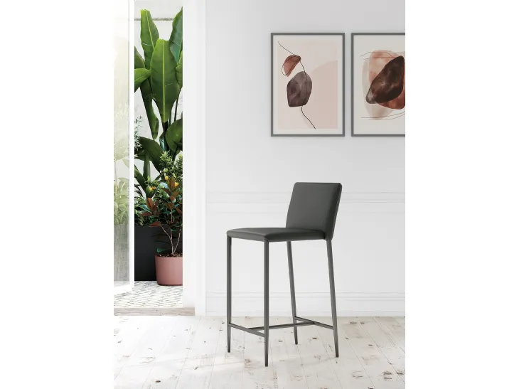 Sgabello Drop Vintage imbottito e rivestito in ecopelle con struttura in metallo di Arredo3
