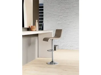 Sgabello regolabile Ermes con seduta rivestita in ecopelle di Arredo3