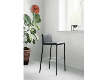 Sgabello Giulia con struttura in metallo completamente rivestita in ecopelle di Arredo3