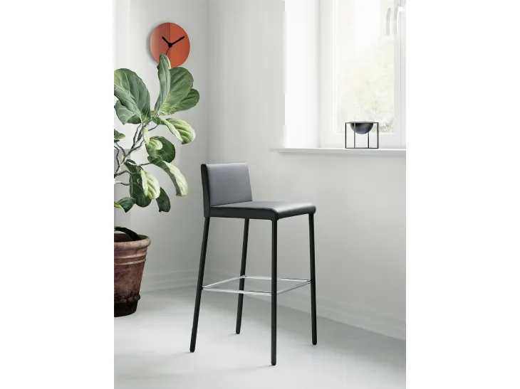 Sgabello Giulia con struttura in metallo completamente rivestita in ecopelle di Arredo3
