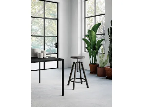 Sgabello Hugo con struttura e seduta in legno con poggiapiedi e dettagli in metallo verniciato lucido grigio scuro di Arredo3