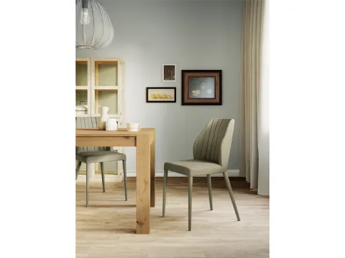 Sedia Sally con struttura in metallo, imbottita e completamente rivestita in ecopelle di Arredo3