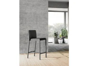 Sgabello Sandy con struttura in metallo e seduta imbottita completamente rivestita in ecopelle con poggiapiedi in metallo verniciato nero di Arredo3