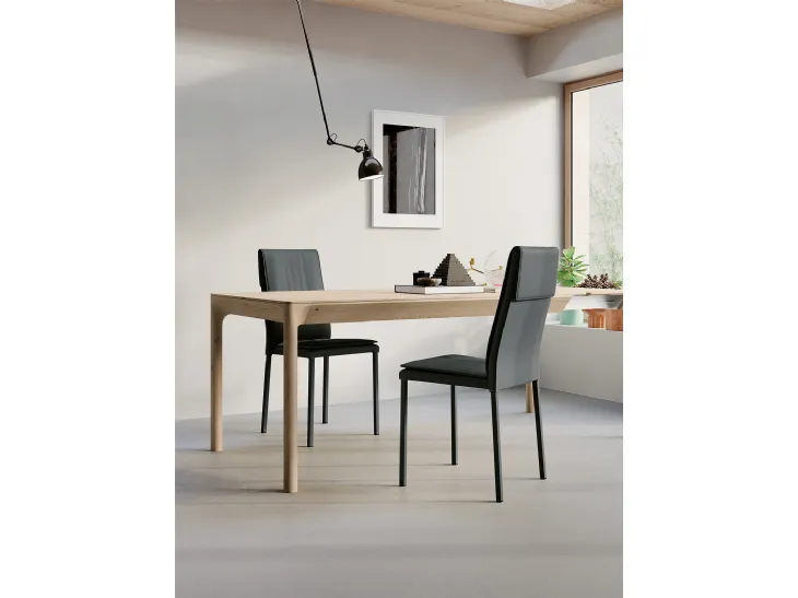 Sedia Sandy con struttura in metallo, imbottita e completamente rivestita in ecopelledi Arredo3