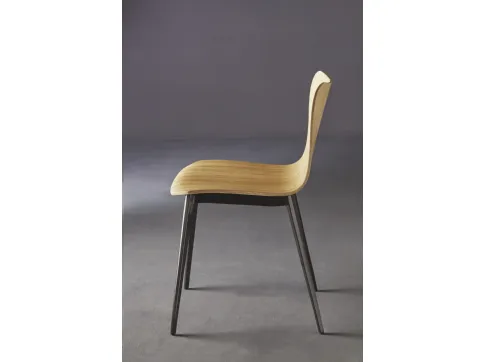 Sedia on struttura in acciaio verniciato e seduta realizzata in legno di rovere naturale Dandy TT di Colico