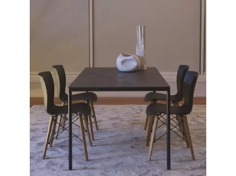 Sedia con struttura in legno di rovere smoke ed intreccio in acciaio verniciato, seduta realizzata in polipropilene soft touch Rap Wood di Colico