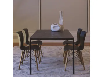 Sedia con struttura in rovere smoke ed intreccio in acciaio verniciato, seduta in polipropilene Rap  Wood di Colico 