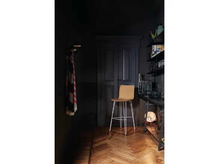 Sgabello con struttura in tondino di acciaio e seduta realizzata in legno di rovere Dandy Iron SS di Colico