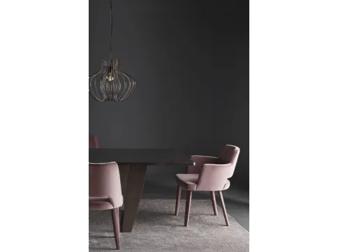 Sedia in legno di rovere completamente rivestita in tessuto con braccioli Grace P di Colico